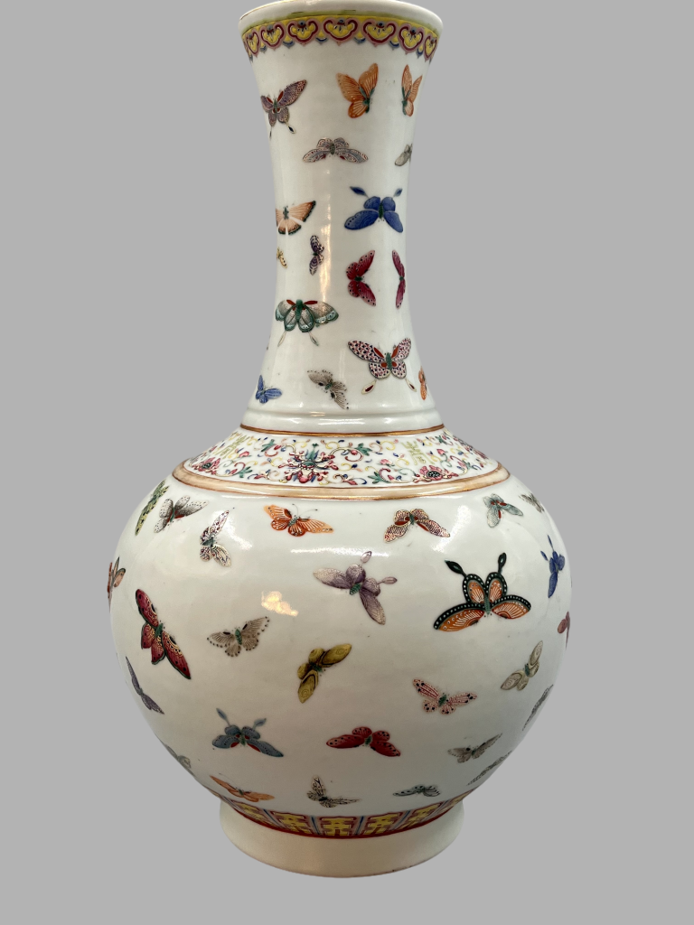 2024]0194-“大清光绪年制”粉彩百蝶纹赏瓶Butterflies Pattern Vase 