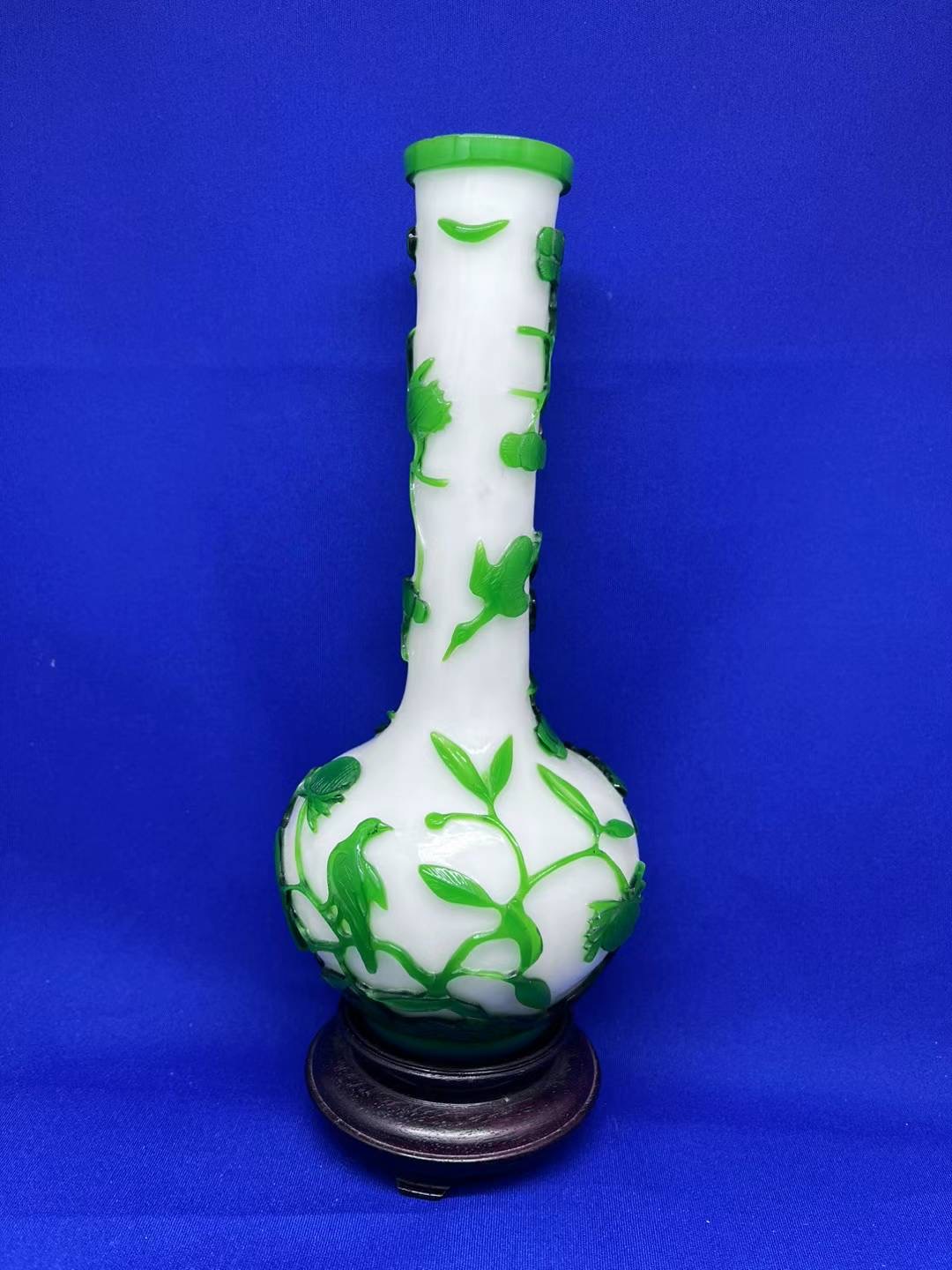 0186清中捏白底绿料长颈瓶 Qing dynasty whitebodied greenglazed longnecked vase Jade Art Auction