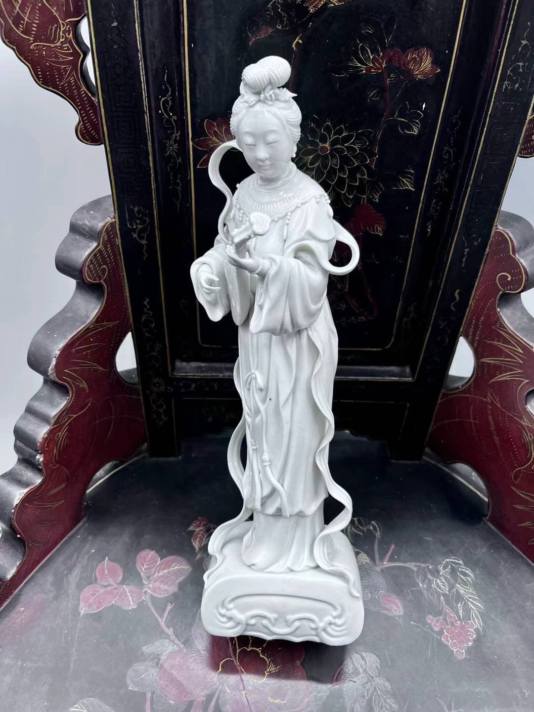 白瓷琵琶仕女立像 Jade Art Auction Antique and Collectables in BC, Vancouver